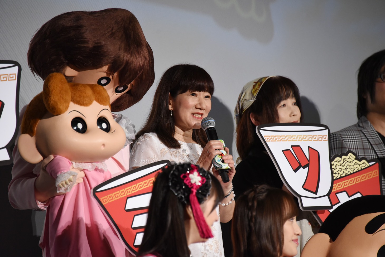 矢島晶子（中央）