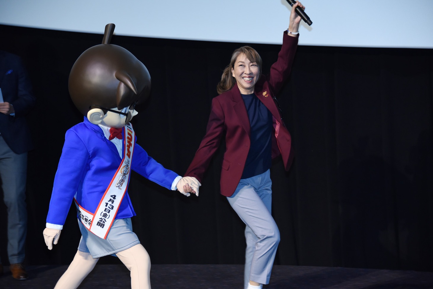 コナンと手をつないで登場した高山みなみ。