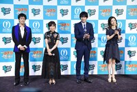 左から小山力也、山崎和佳奈、博多大吉、上戸彩。