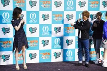 上戸彩に向けて「僕には命を懸けて守らなければならない人がいる！ それは、あなた……上戸彩さんです！」と告白ゼリフを披露する古谷徹。