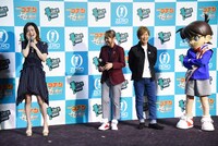 告白ゼリフを受け、感激する上戸彩（左）。