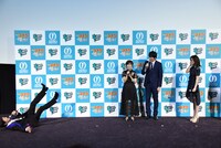 転がりながら告白ゼリフを披露する小山力也。