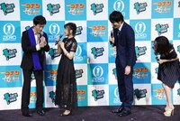 「お父さん！ ちゃんとして！」と、毛利蘭役の山崎和佳奈に叱られる毛利小五郎役の小山力也。