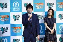 観客に向けて渾身の「……ハッ！」を披露する博多大吉。