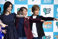 「真実はいつもひとつ！」のポーズを決める登壇者たち。