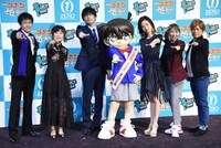 左から小山力也、山崎和佳奈、博多大吉、コナン、上戸彩、高山みなみ、古谷徹。