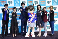 左から小山力也、山崎和佳奈、博多大吉、コナン、上戸彩、高山みなみ、古谷徹。
