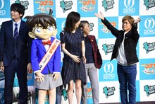 観客に投げキッスする古谷徹（右）。