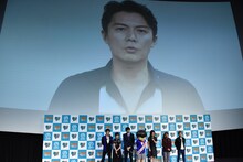 福山雅治のビデオメッセージが上映される様子。