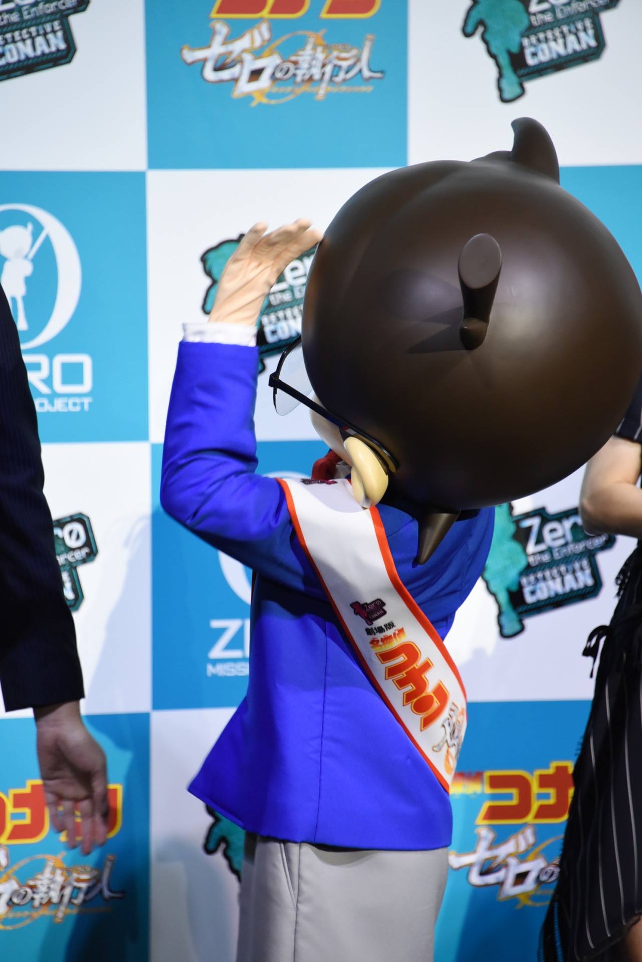 福山雅治に手を振るコナン。
