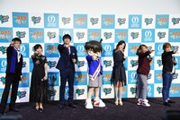 「真実はいつもひとつ！」のポーズを決める登壇者。