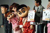 左からひろし、ひまわり、みさえ、しんのすけ、関根勤。