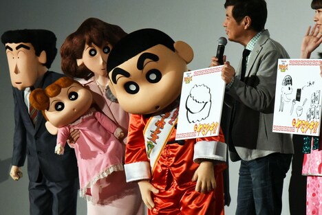 左からひろし、ひまわり、みさえ、しんのすけ、関根勤。