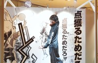 原画展会場を回る須賀健太。