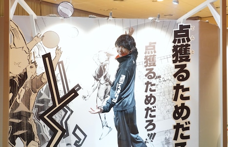 原画展会場を回る須賀健太。