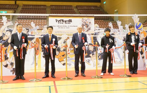 テープカットの様子。左から西澤啓文仙台市議会議員、中野博之週刊少年ジャンプ編集長、高橋新悦仙台市副市長、須賀健太、影山達也。