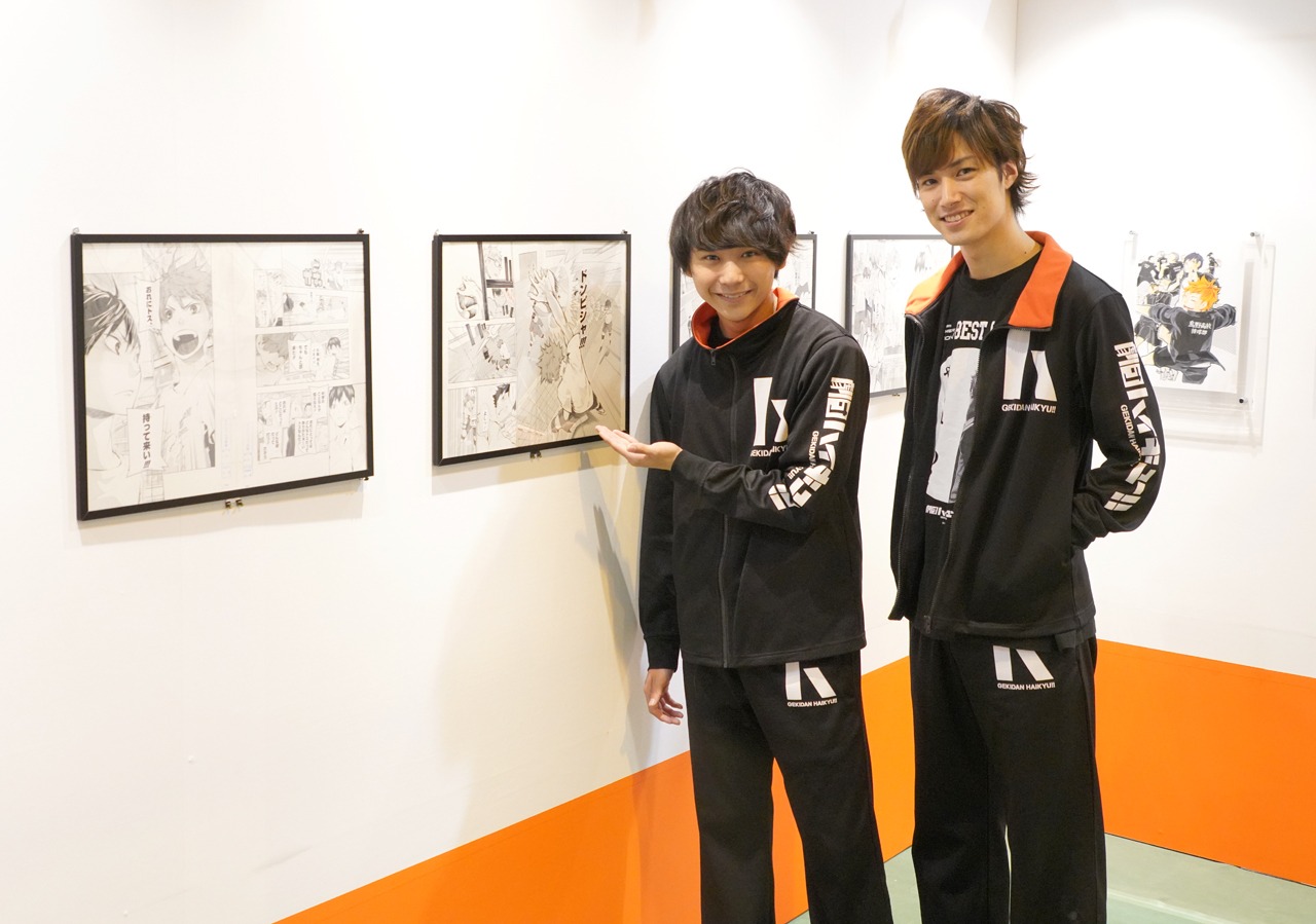原画展会場を回る須賀健太と影山達也。