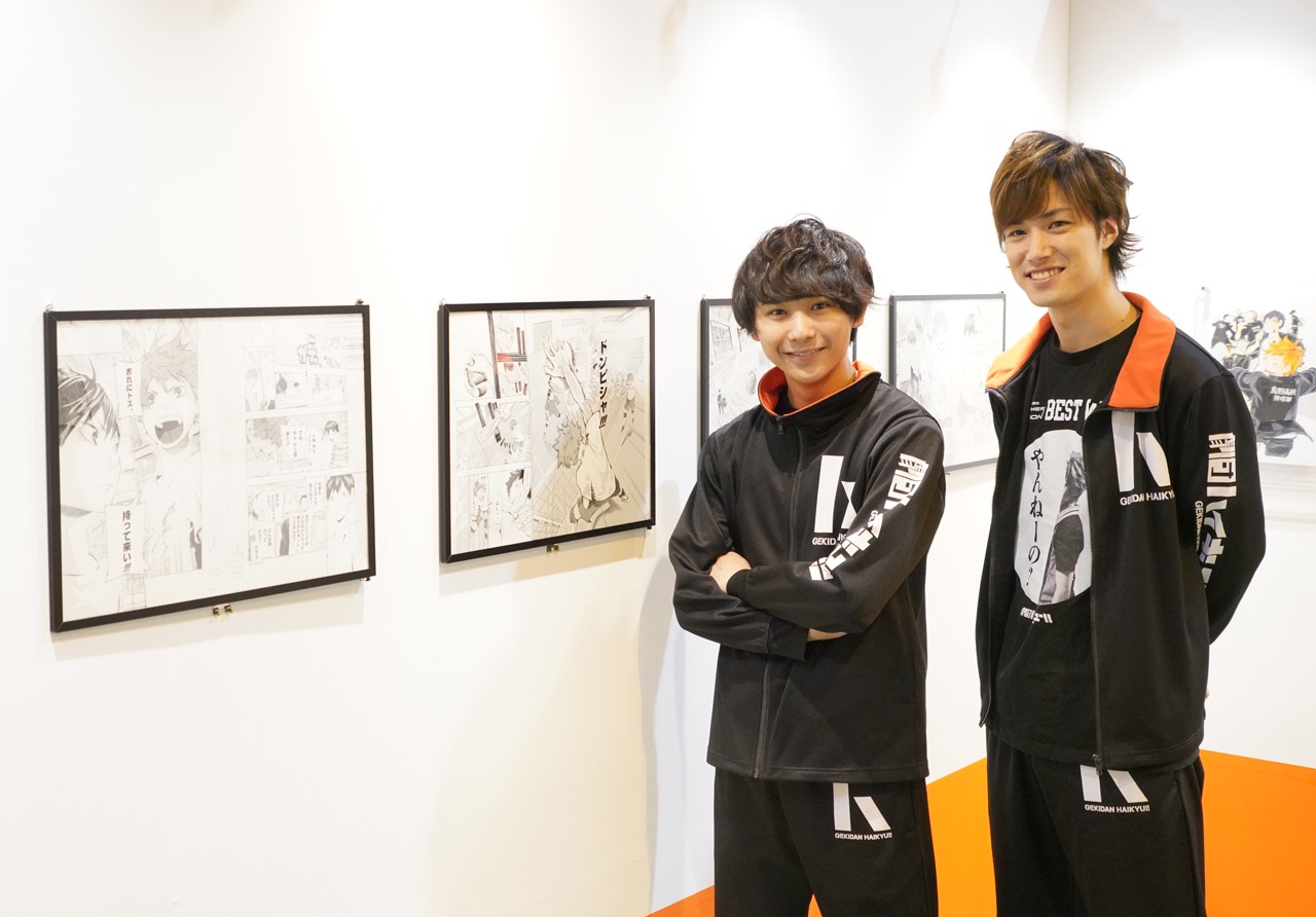原画展会場を回る須賀健太と影山達也。