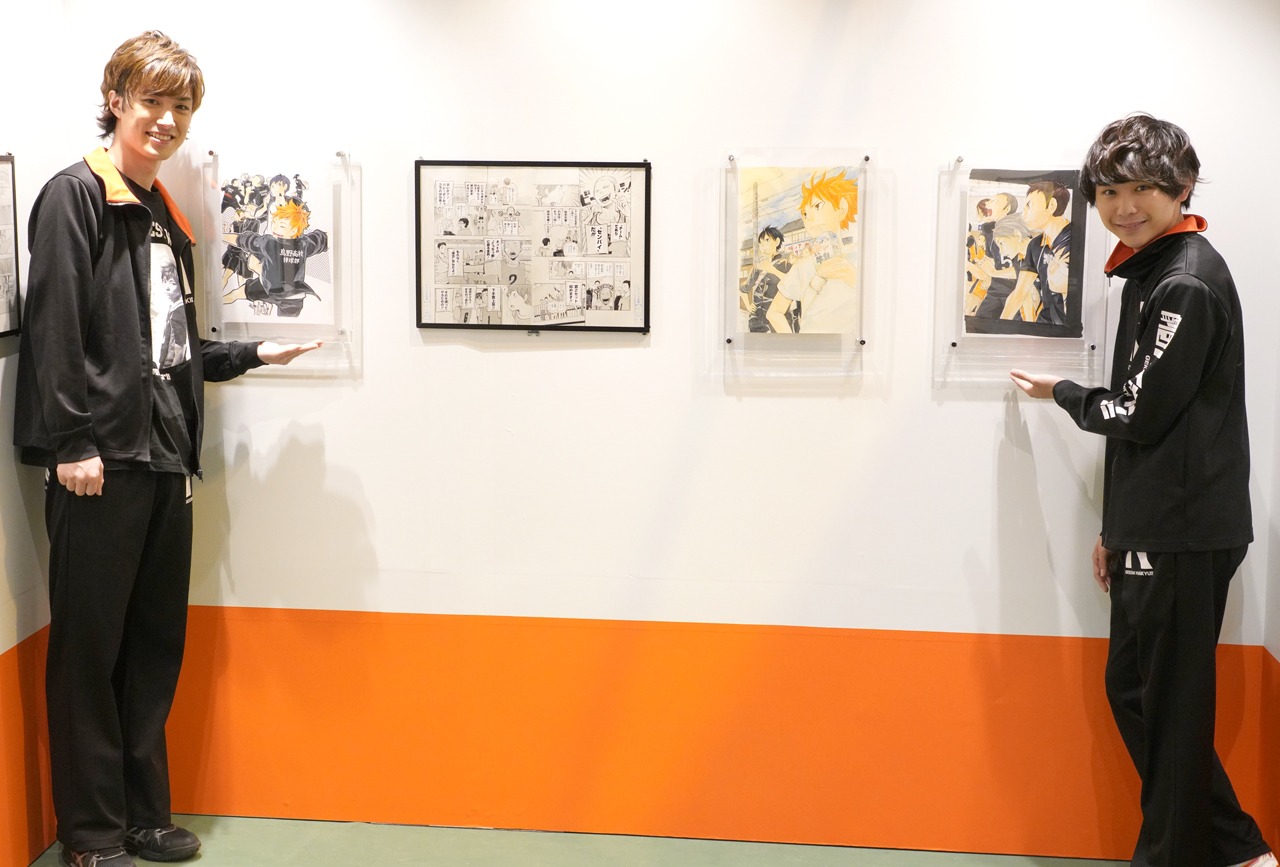 原画展会場を回る須賀健太と影山達也。