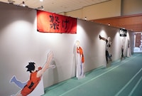 「ハイキュー!!展 ゲンガ×タイカン」の会場に設置されたキャラクターのパネルと横断幕。