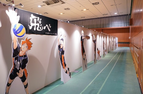 「ハイキュー!!展 ゲンガ×タイカン」の会場に設置されたキャラクターのパネルと横断幕。