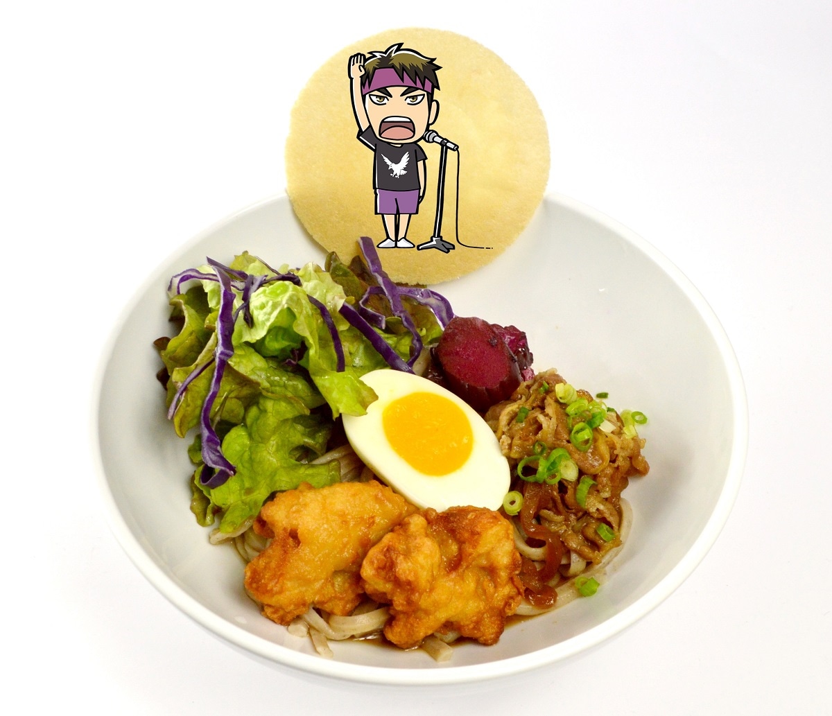 「牛島気合の選手宣誓！牛肉と鶏から揚げ、紫野菜のサラダ穀物うどん」