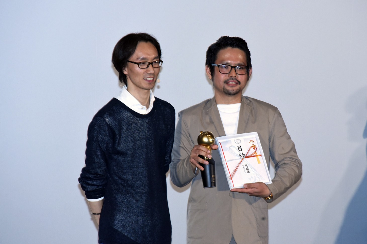 左から金在龍社長、あずみきしの代理の織田氏。