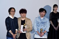 左から金在龍社長、MeenとBaekdoo。