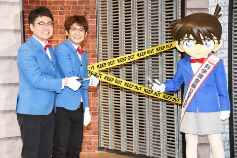 テープカットをする銀シャリ（左）と江戸川コナン（右）。