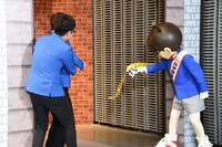 テープカットをする江戸川コナン（右）と銀シャリ（左）。