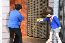 テープカットをする江戸川コナン（右）と銀シャリ（左）。