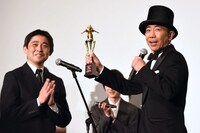 「第1回最優秀新人CG男優賞」のトロフィーを受け取る木梨憲武。