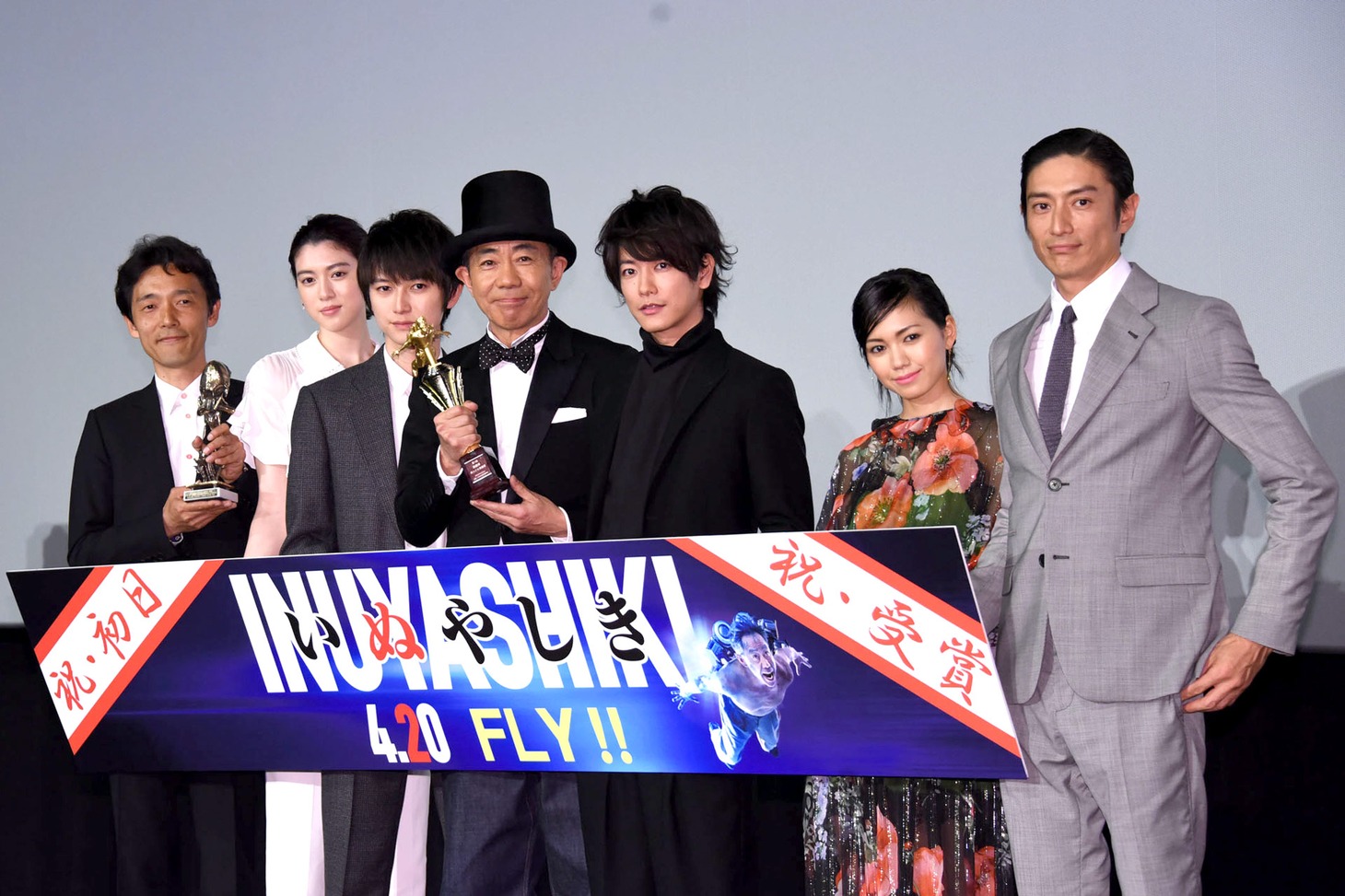 「いぬやしき」初日舞台挨拶にて、左から佐藤信介、三吉彩花、本郷奏多、木梨憲武、佐藤健、二階堂ふみ、伊勢谷友介。