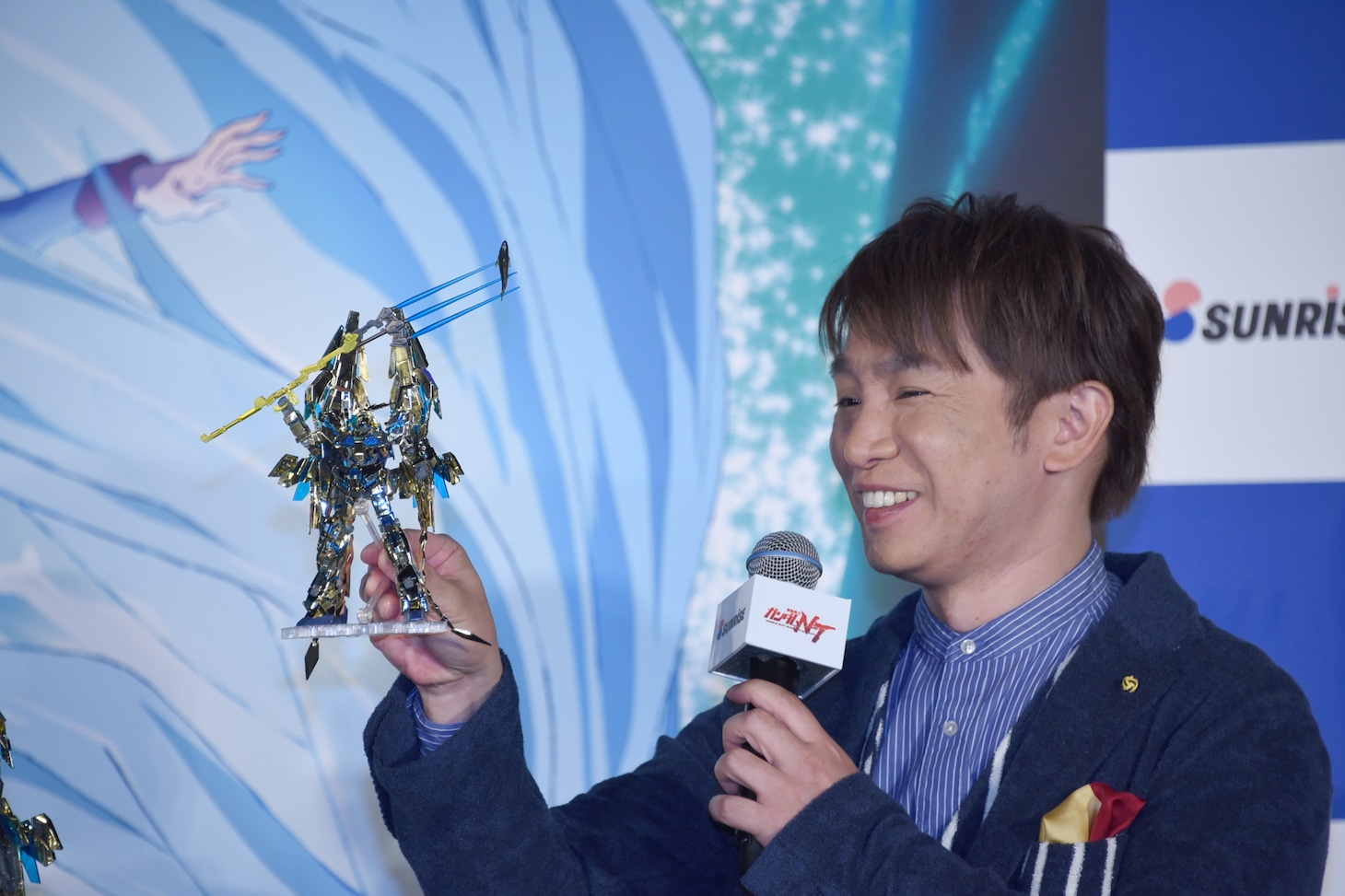 ユニコーンガンダム3号機フェネクスとよゐこの濱口優。
