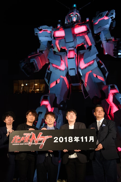 「ガンダムシリーズ」新作発表会の様子。左からサンライズのプロデューサー・小川正和氏、声優の浪川大輔、よゐこの濱口優、作家の福井晴敏、サンライズの代表取締役社長・宮河恭夫。