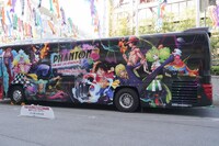 東京タワーの駐車場に停められた、東京ワンピースタワー仕様のバス。