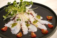 「サンジのおれ様レストラン」の新メニュー「深海のクラーケン!?ではないタコのカルパッチョ」。