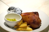 「サンジのおれ様レストラン」の新メニュー「骨ついた肉のやつ!!!（骨付きスモークチキン）」。