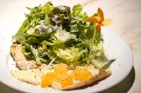 「サンジのおれ様レストラン」の新メニュー「ナミさんのみかん畑チキンサラダ」。