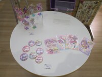 「劇場版 プリパラ＆キラッとプリ☆チャン ～きらきらメモリアルライブ～」のグッズの一部も先行販売する。
