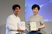 左からカラテカ矢部、近藤聡乃。