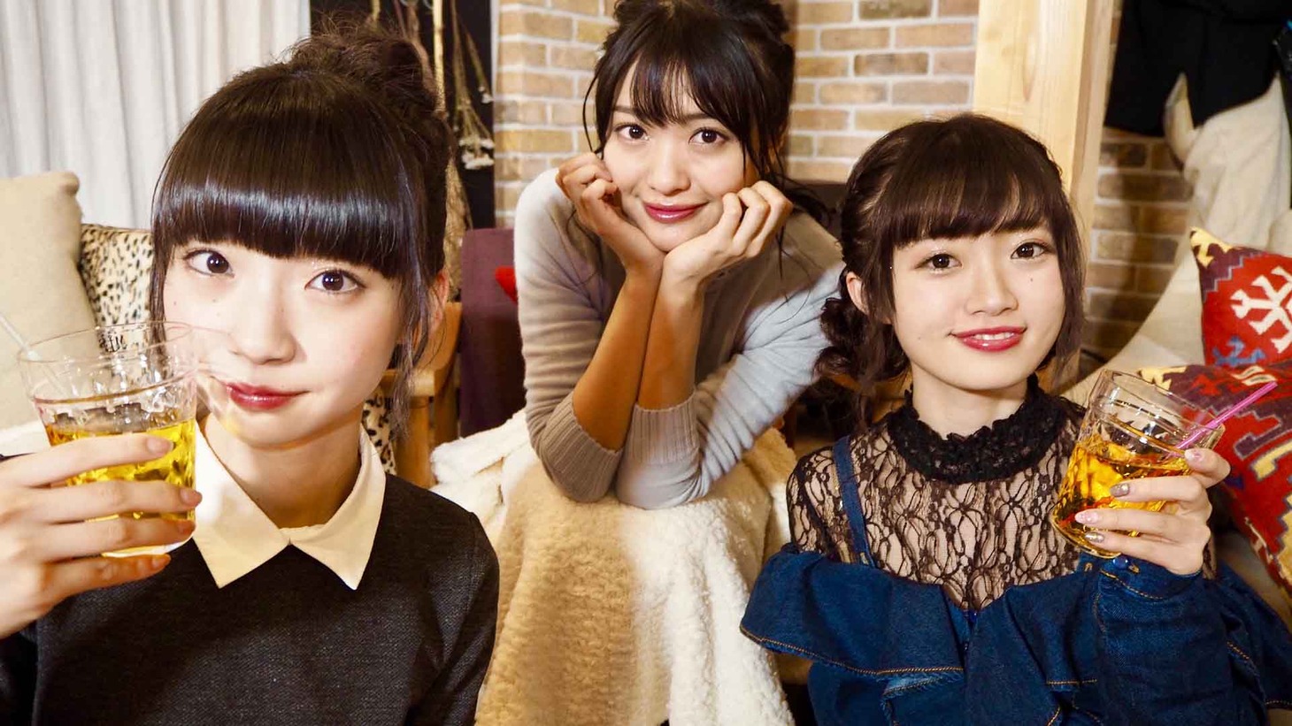 左から荻野由佳、北原里英、中井りか。