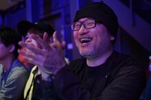 「名探偵コナン・ザ・エスケープ ～ゼロの序曲（プレリュード）～」を体験する青山剛昌。