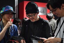 「名探偵コナン・ザ・エスケープ ～ゼロの序曲（プレリュード）～」を体験する青山剛昌（中央）。