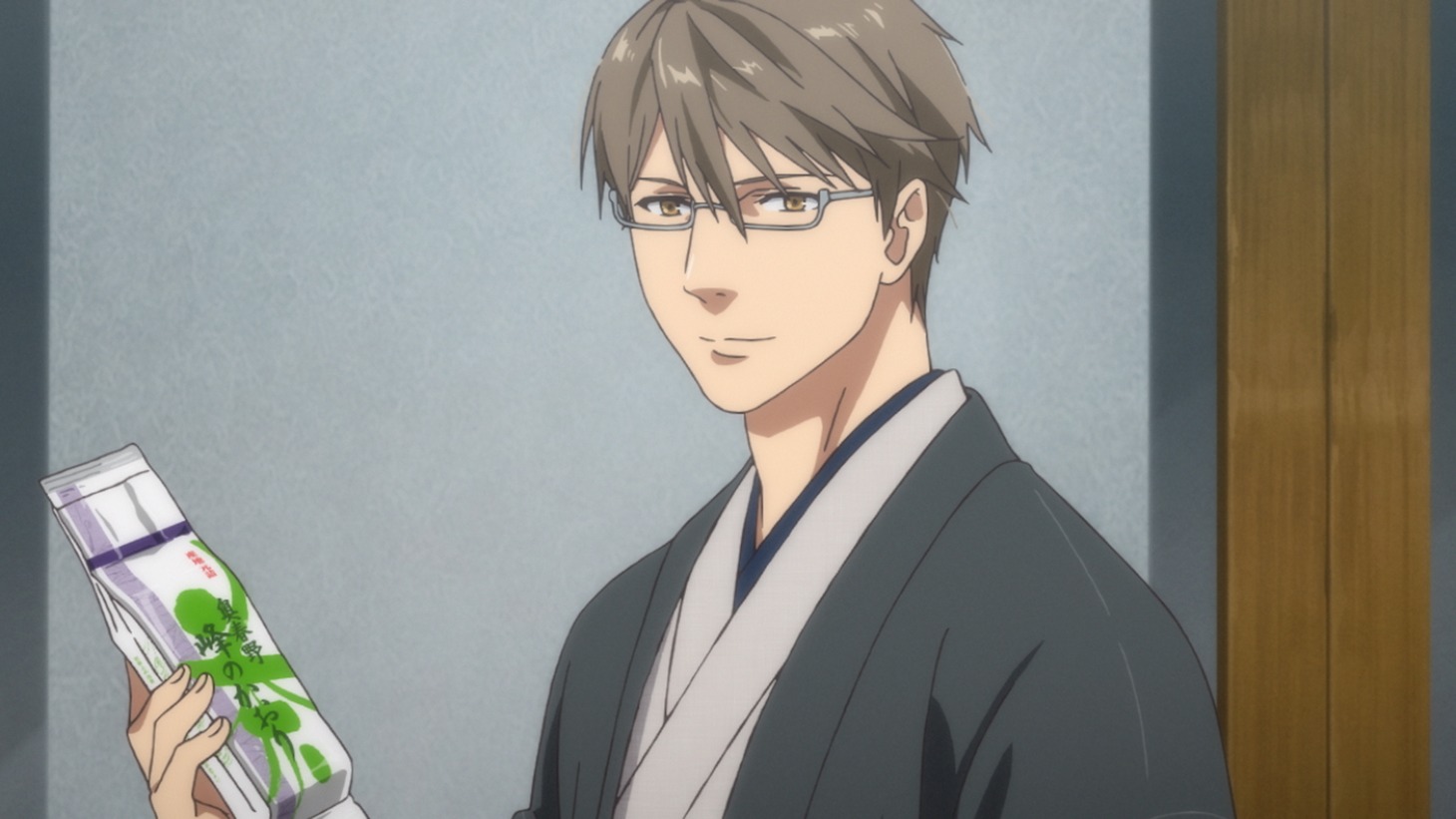 アニメ「鹿楓堂よついろ日和」第2話には、山下大輝の親族が生産した深蒸し茶「峰のかおり」のパッケージが登場。