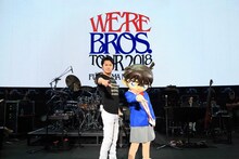 左から福山雅治と江戸川コナン。（撮影：板橋淳一）