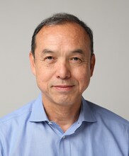 松戸役の螢雪次朗。