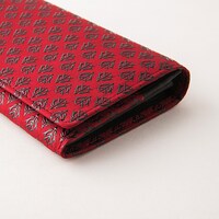 甲州印伝×機動戦士ガンダムの長財布シャア・アズナブルバージョン。