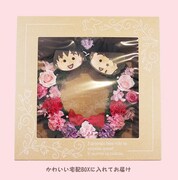 「フラワーリース（まる子・お母さん）」のラッピングイメージ。
