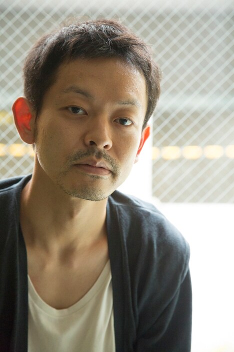 若林役の山中崇。